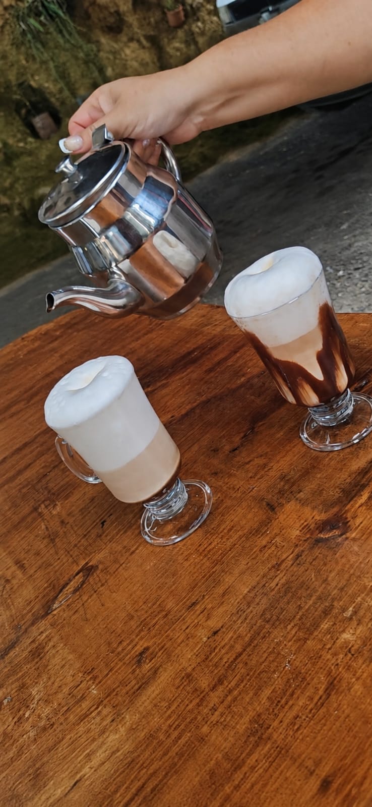 Dos tazas de café El Silbido con espuma y jarra de metal