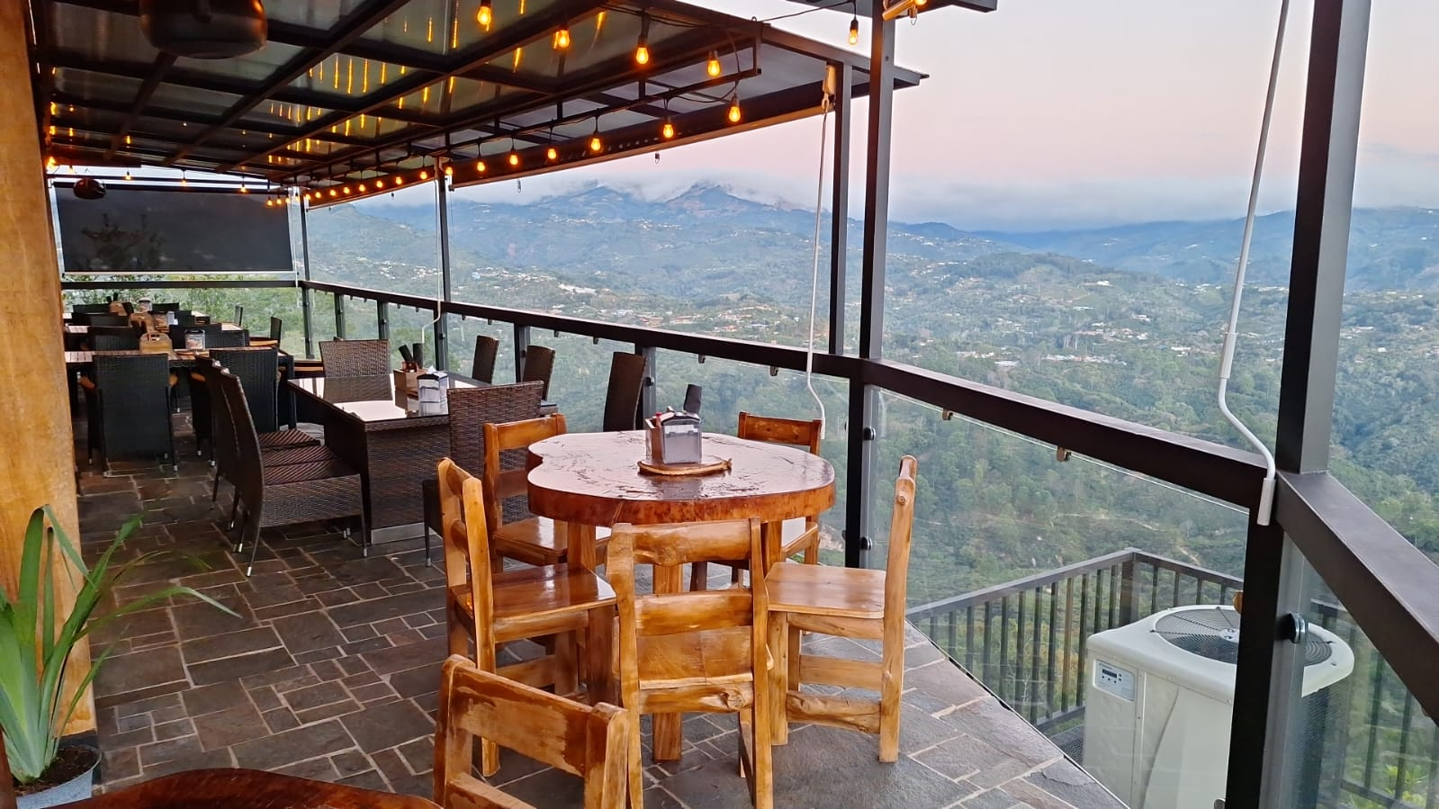 Terraza del restaurante al atardecer con vista al valle