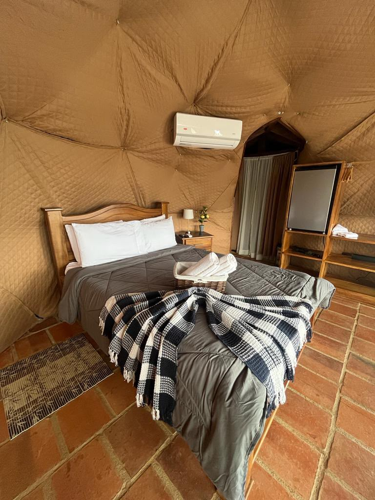 Habitación del domo con cama matrimonial y aire acondicionado