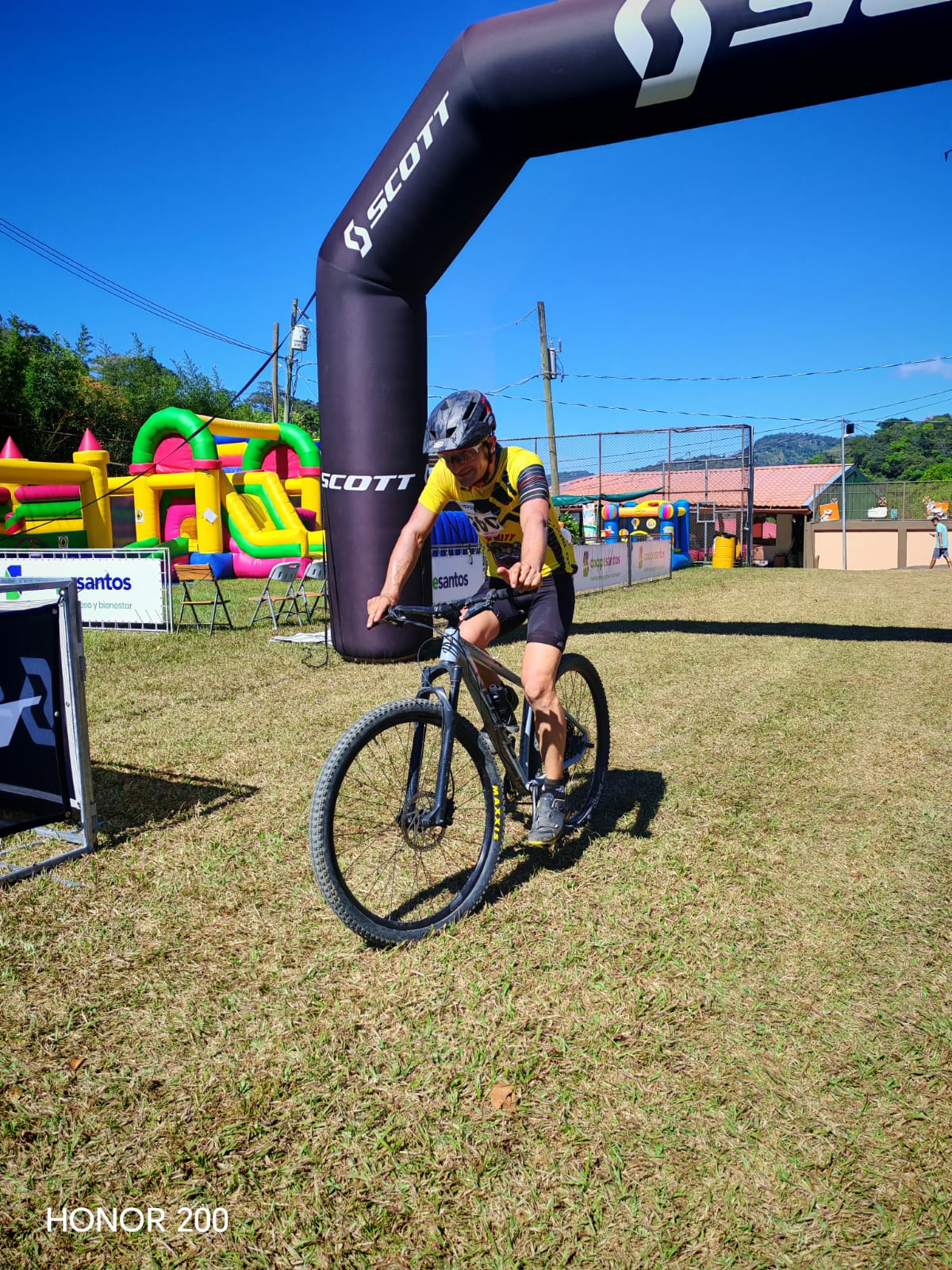 AcostaMTB — ciclista con jersey amarillo en meta