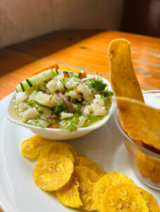 Ceviche fresco con patacones recién hechos