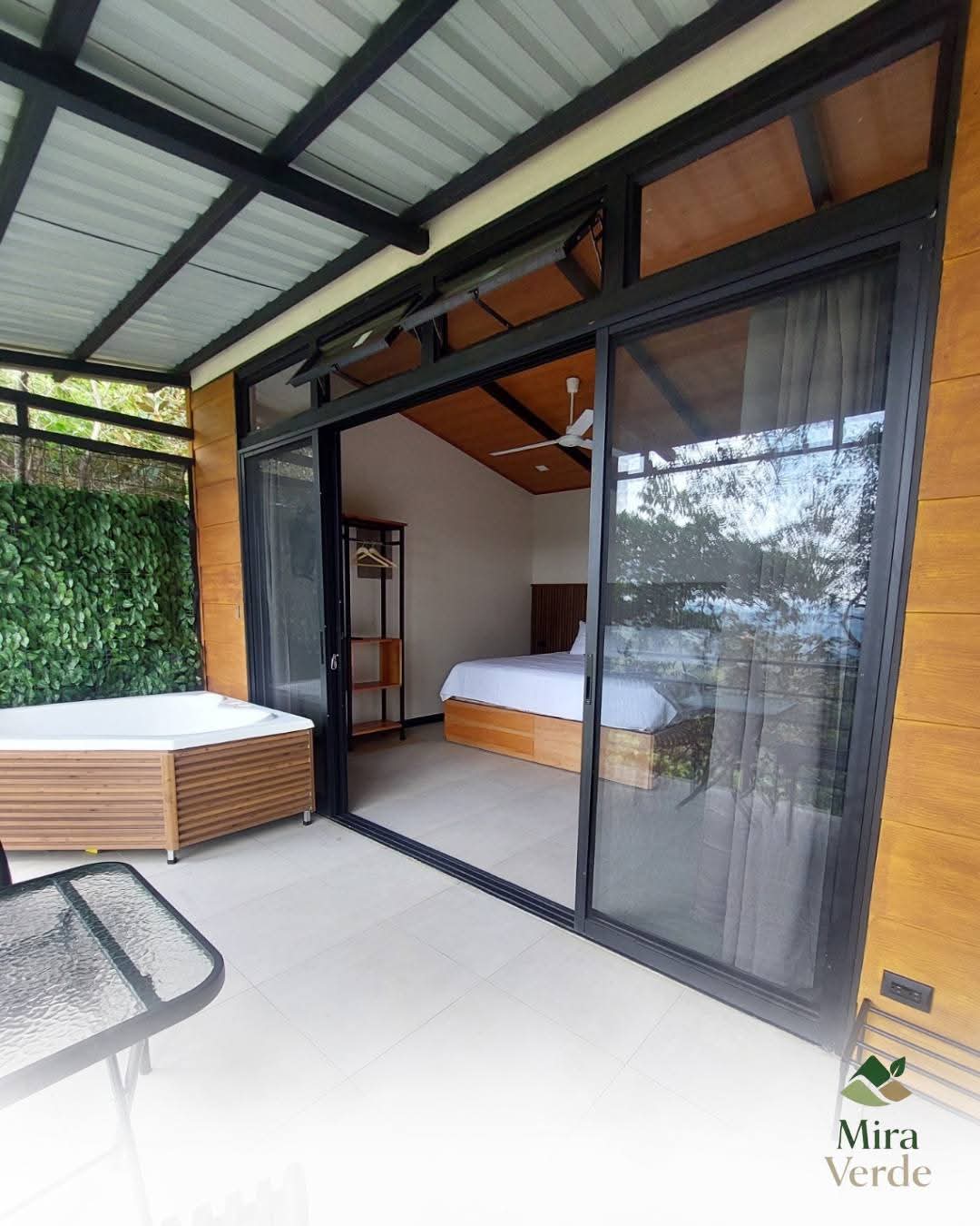 Terraza con jacuzzi, habitación y vista al bosque