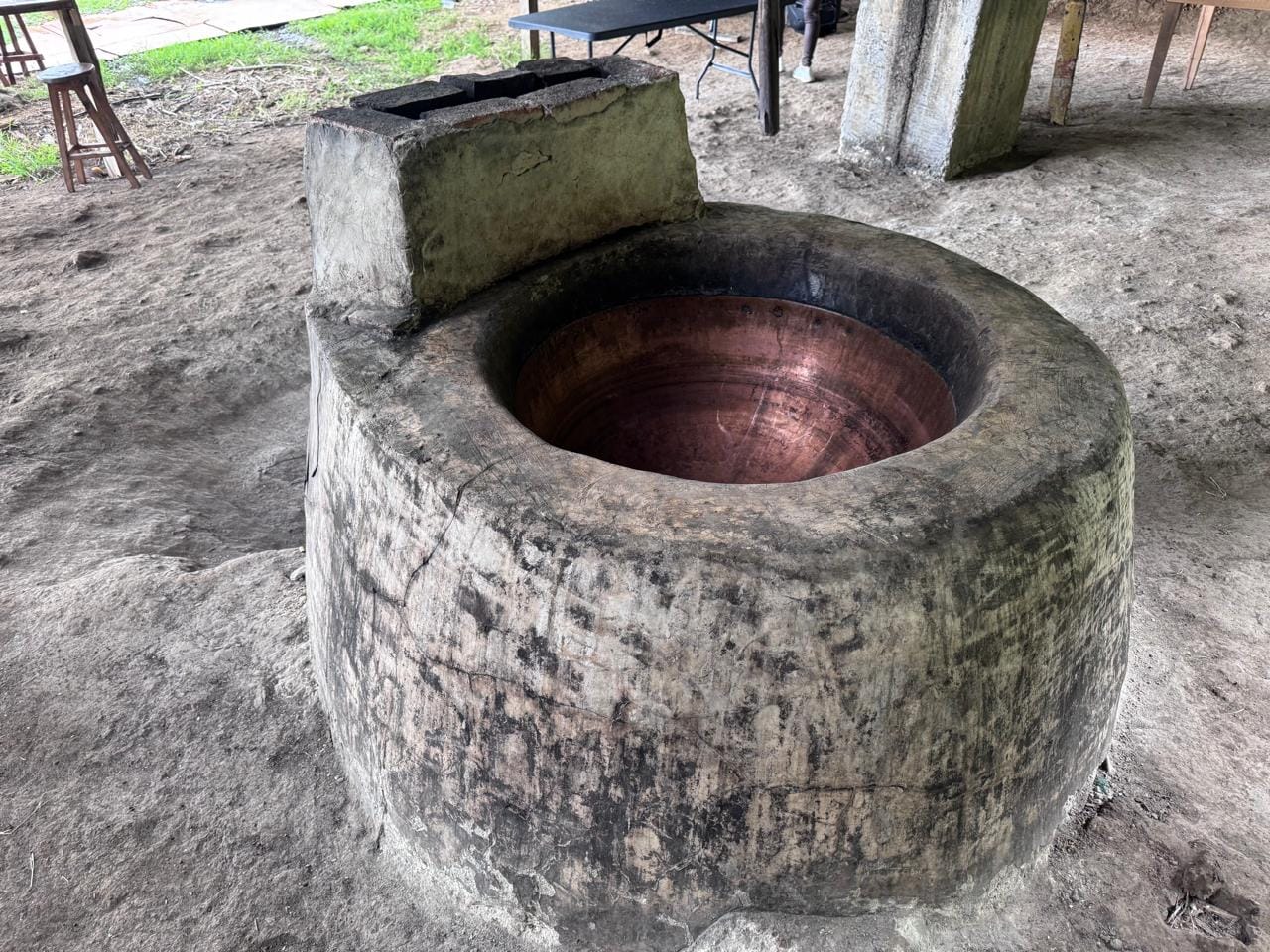 Trapiche tradicional de cobre para preparar dulce de caña