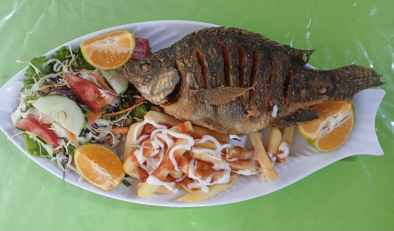 Pescado frito con papas y ensalada