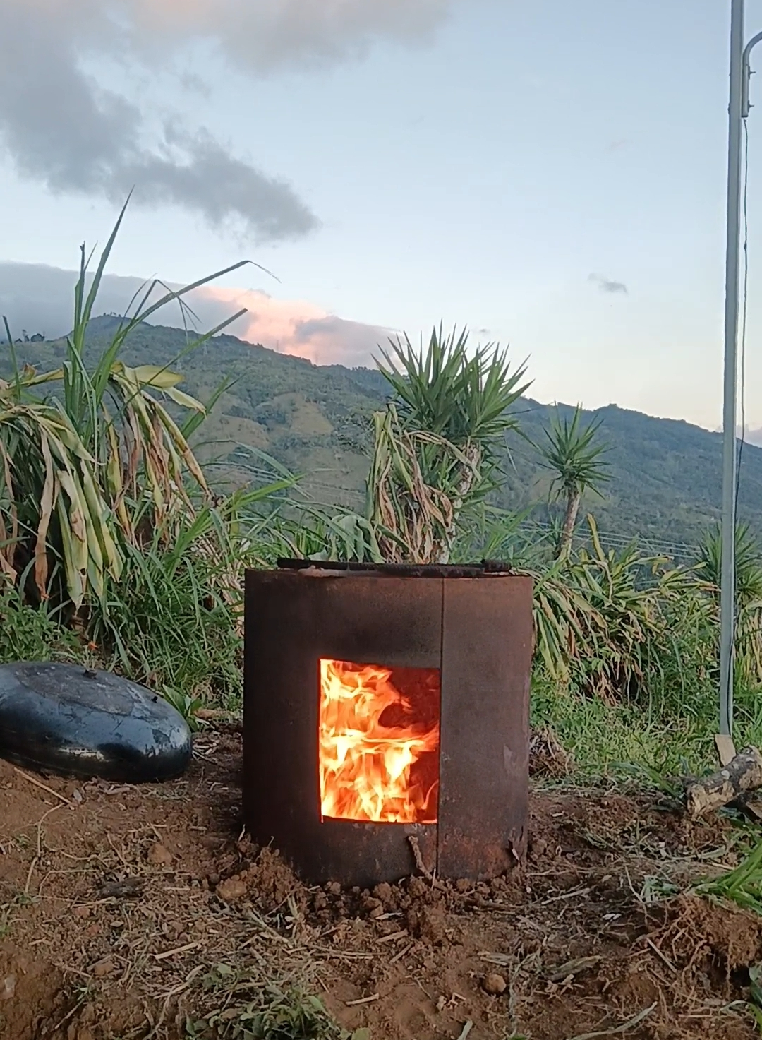 Fogón encendido con vista a la montaña al atardecer
