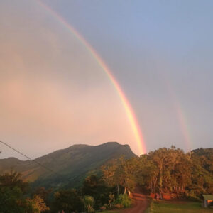 Arcoíris doble sobre las montañas