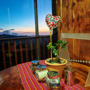 Mesa decorada con globo y vista al atardecer