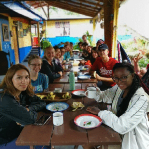 Visitantes compartiendo gastronomía local