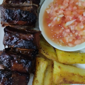 Costillas a la parrilla con guarniciones
