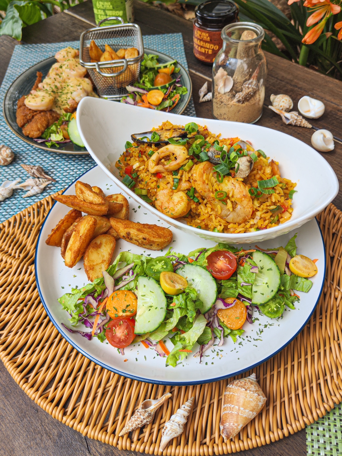 Arroz con mariscos y guarniciones