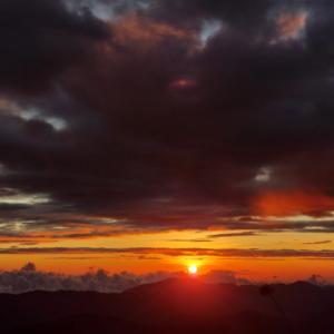 Atardecer con cielo encendido sobre las montañas