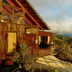 Cabaña al amanecer con vista a las montañas