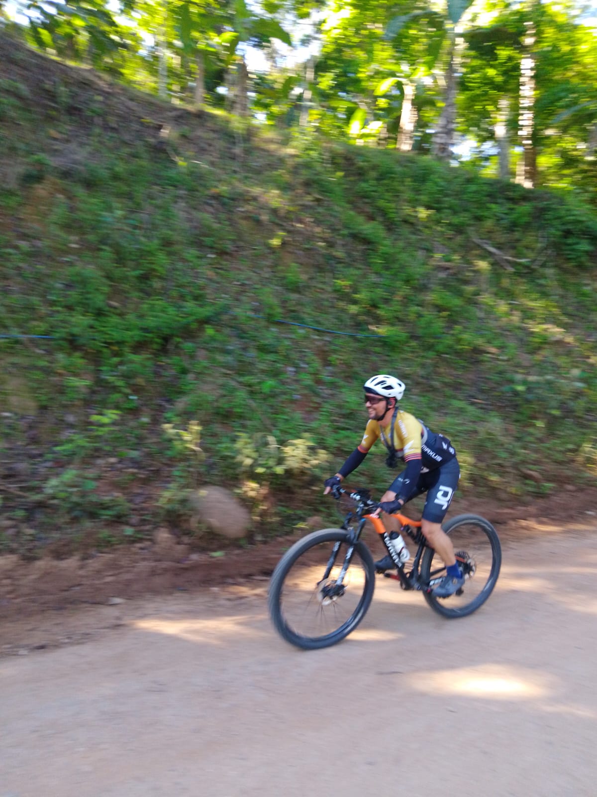AcostaMTB — ciclista en descenso por trocha