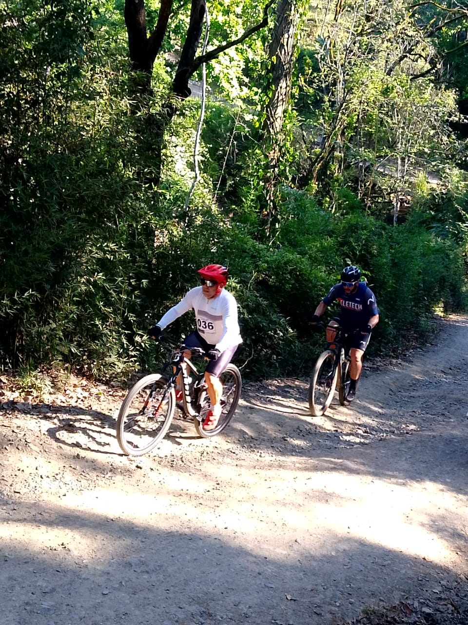 AcostaMTB — ciclistas en sendero