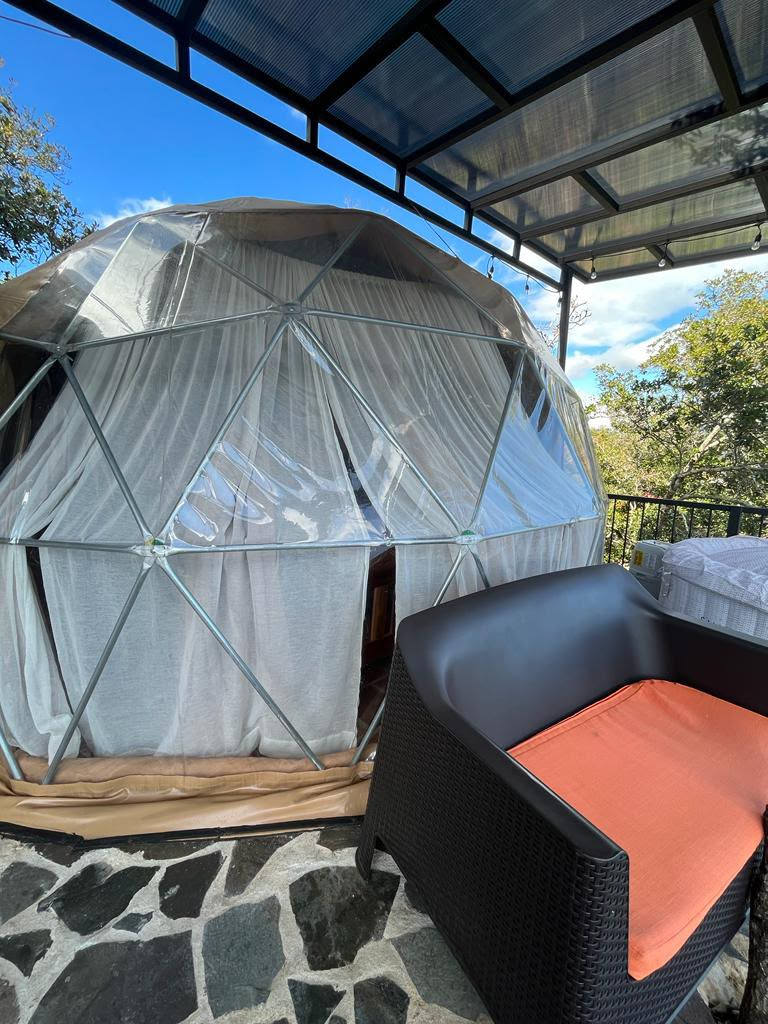 Domo de glamping con terraza techada