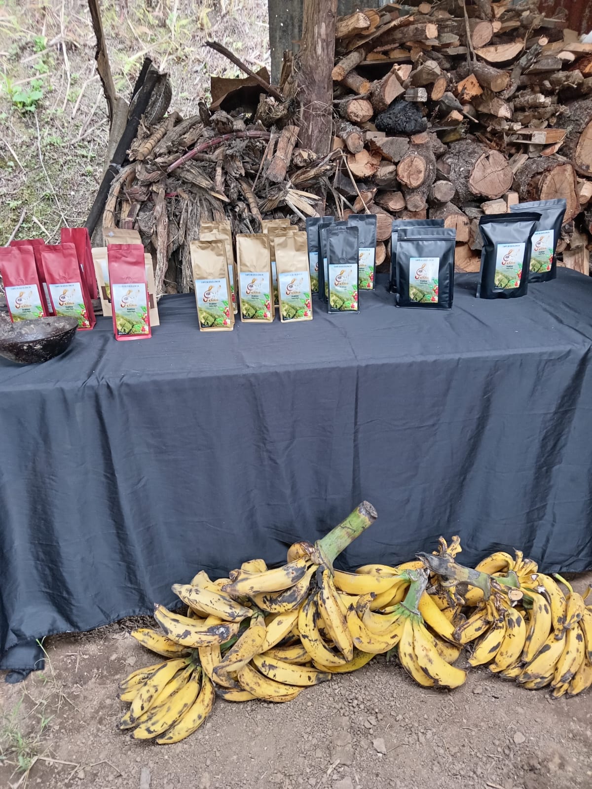 Empaques de Café El Silbido junto a plátanos frescos de la finca