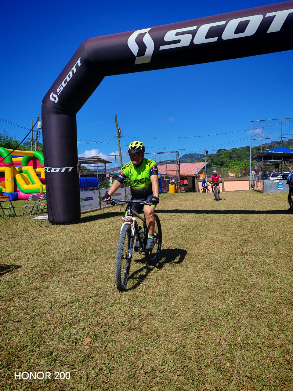 AcostaMTB — ciclista del equipo RCV en meta