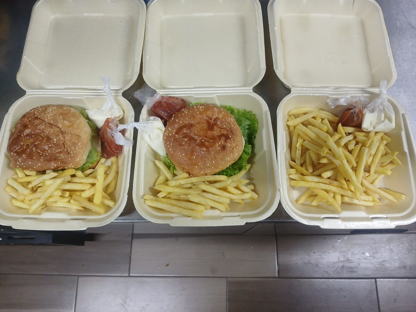Hamburguesas y papas fritas listas para llevar en Antojitos de Mi Alma
