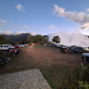 Área de parqueo con vista a las montañas