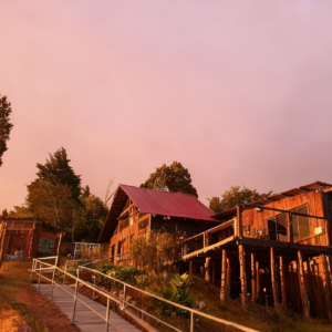 Cabañas iluminadas por la luz del atardecer