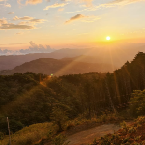 Amanecer dorado entre las montañas